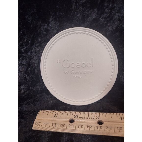 Vtg Hummel 1976 Goebel Collectors Club‎ Member Bisque Disk Plaque West Germany - Picture 2 of 2